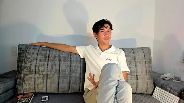 Adriien19 live sex cam