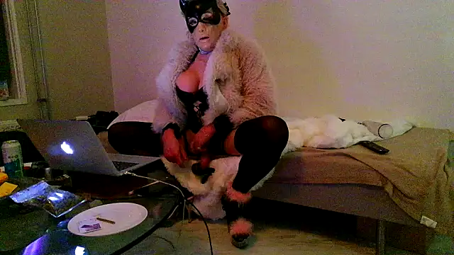 CharlotteVixxens live sex cam