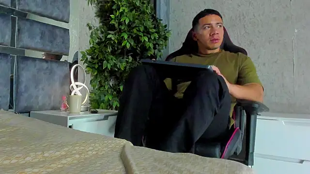 marc_ginale's cam snapshot