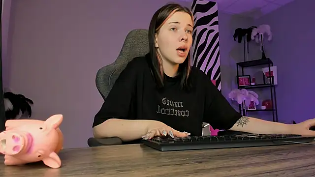 AliceSunday's cam snapshot