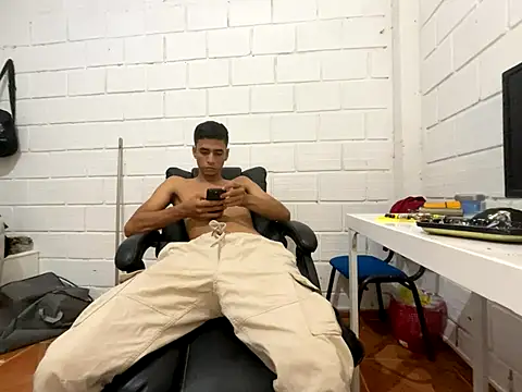 Max_TheHorseDick live sex cam