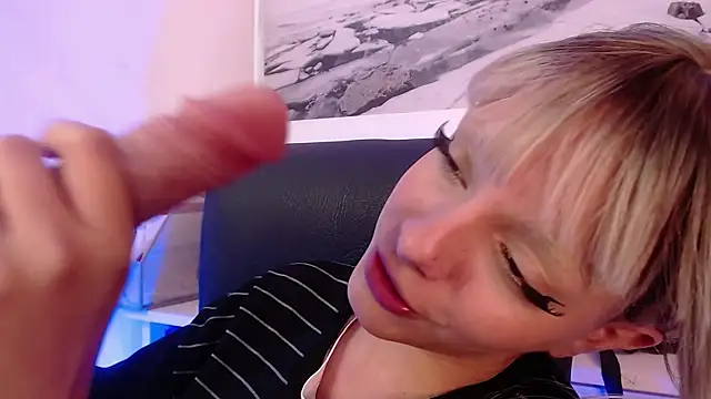 peyton_golden1's cam snapshot