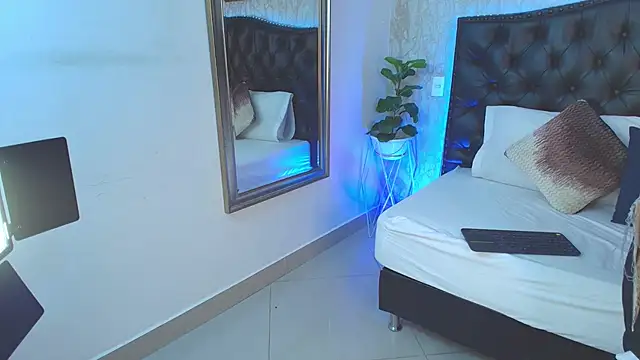 MaxxiCruzz live sex cam