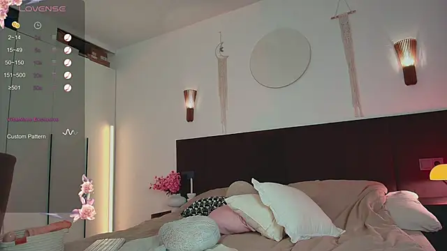 LunaticaBae's cam snapshot