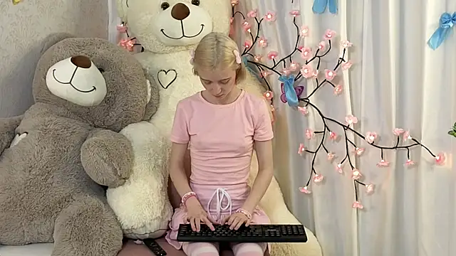 ViollaBloom's cam snapshot