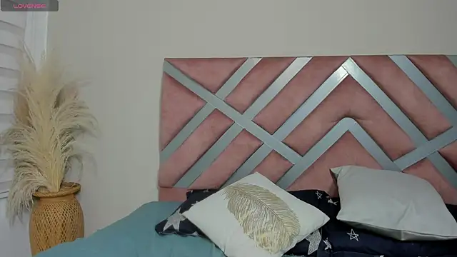 sophie_blake__'s cam snapshot