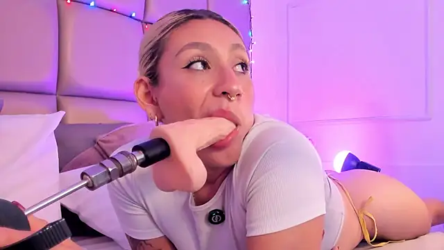 Emily_robertss's cam snapshot