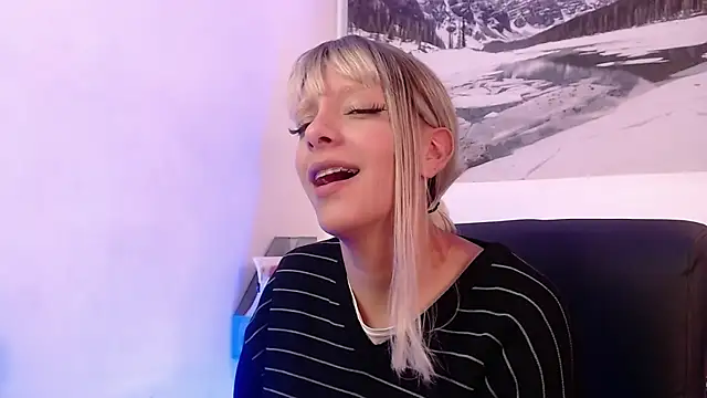 peyton_golden1's cam snapshot