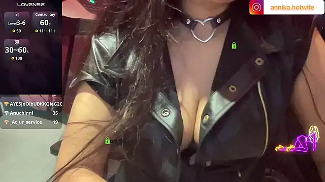 CharmingTania live sex cam