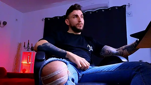 MightyAaron66 live sex cam