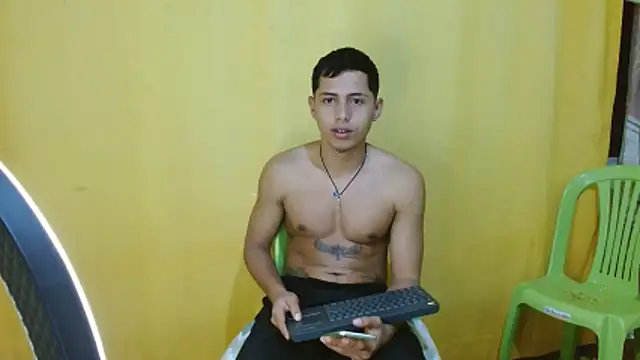 Lil_condor_bby1 live sex cam