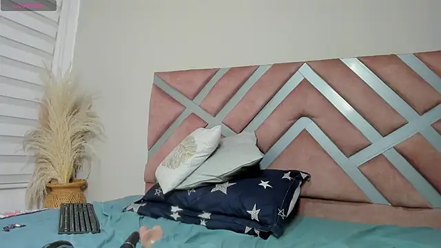 sophie_blake__'s cam snapshot