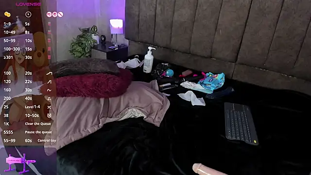 LanaMills_'s cam snapshot