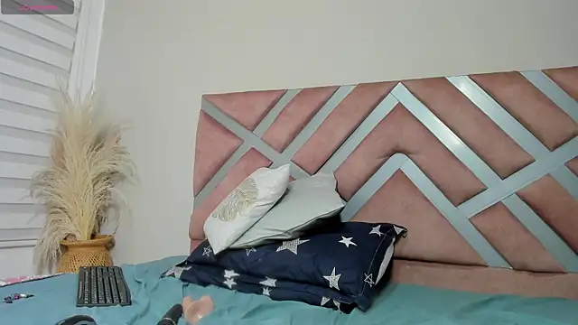 sophie_blake__'s cam snapshot