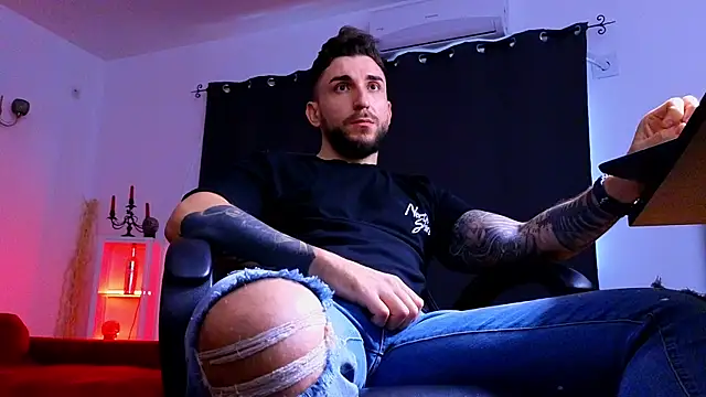 MightyAaron66 live sex cam