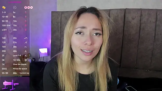 LanaMills_'s cam snapshot