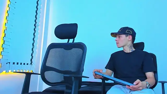 HOT_boy2025's cam snapshot