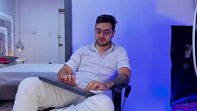 Ethan_Greys's cam snapshot