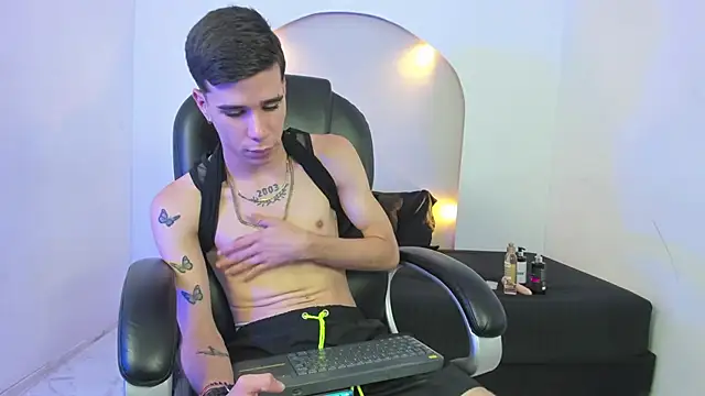 Gabo_white1's cam snapshot