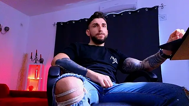 MightyAaron66 live sex cam