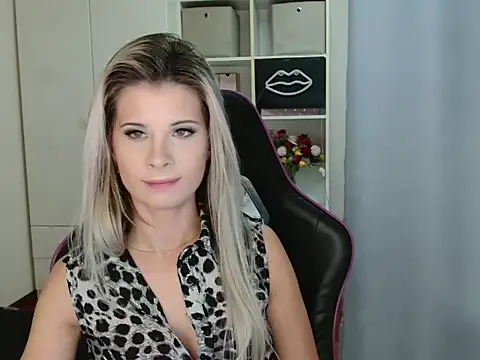 KristineGlow live sex cam