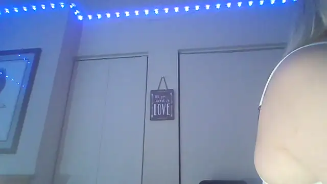 Candykissesxoxo live sex cam