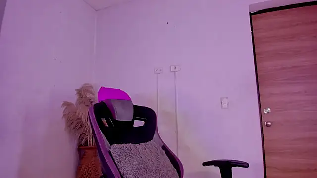 carolinemiller7 live sex cam