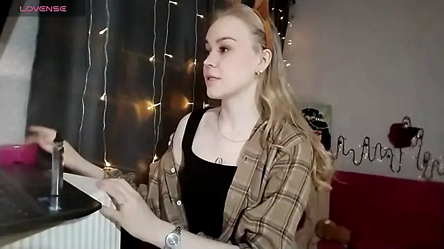 LunaPeony's cam snapshot