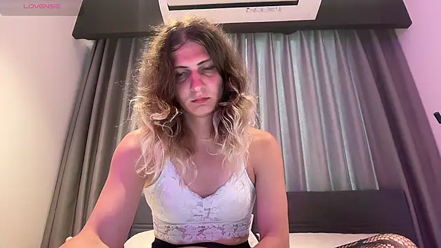 AlicePinkhead live sex cam