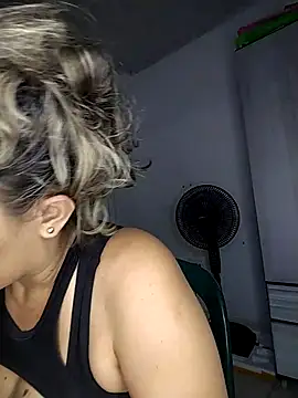 Busty_divorced_mom's cam snapshot