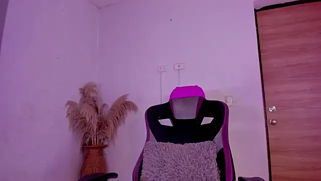 carolinemiller7 live sex cam