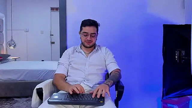 Ethan_Greys's cam snapshot