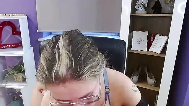 Zoey_Erotic's cam snapshot