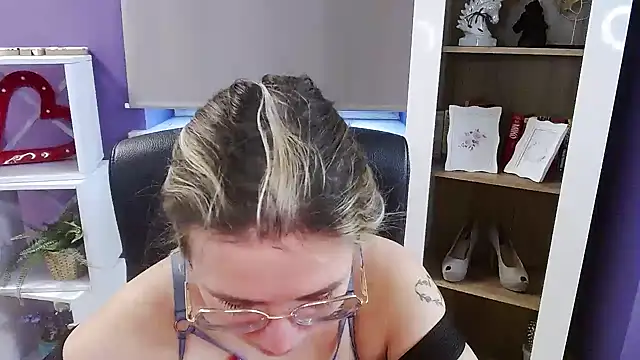 Zoey_Erotic's cam snapshot