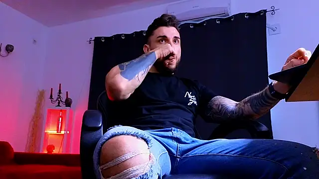 MightyAaron66 live sex cam