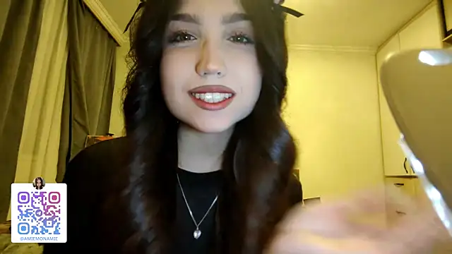 Qwami_Amie's cam snapshot