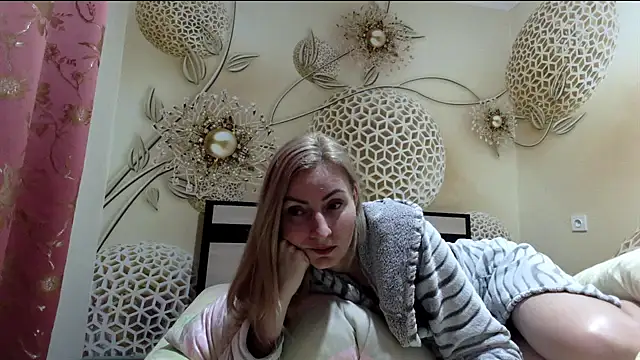 Yourrealgirl's cam snapshot