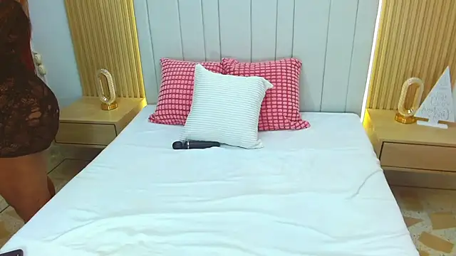 WildScarlet's cam snapshot