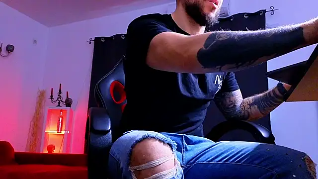 MightyAaron66 live sex cam