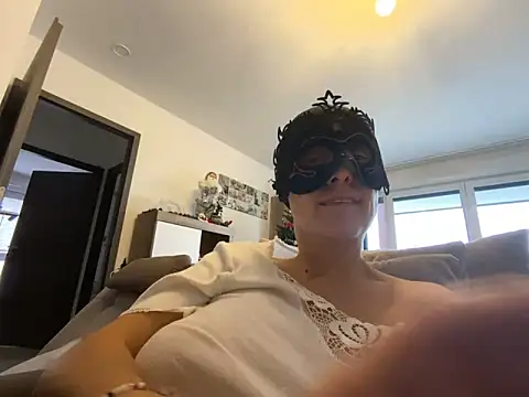 Marilou1983 live sex cam