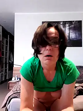 JulieEroticDress's cam snapshot