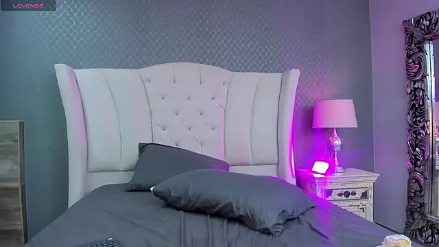 LaraSaint's cam snapshot