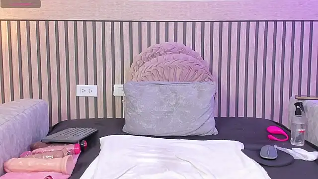 Lucy_Milf_68's cam snapshot