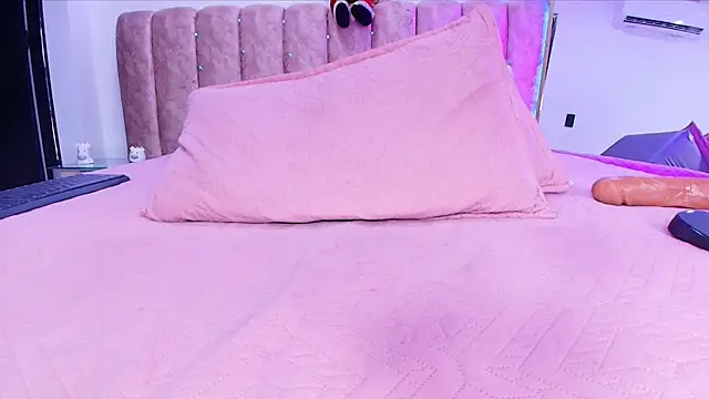 Auroraa_miller's cam snapshot