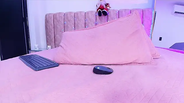 Auroraa_miller's cam snapshot