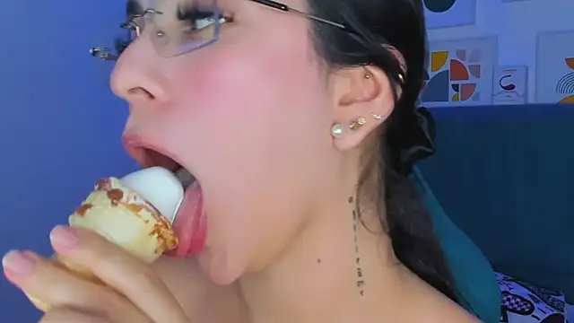 milk_candy18's cam snapshot