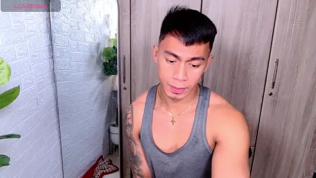 PinooyMilker live sex cam