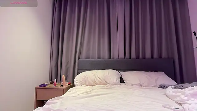 AlicePinkhead live sex cam