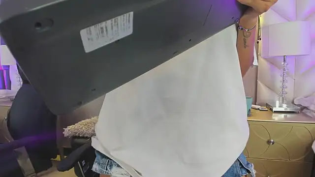 ChloeHarper_'s cam snapshot