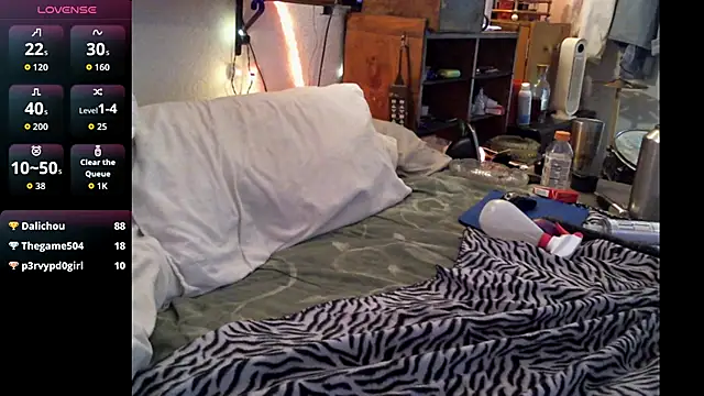 Pussyeat2please's cam snapshot